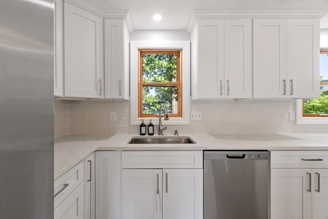 195 Lakeview Ave, Tyngsborough, MA 01879