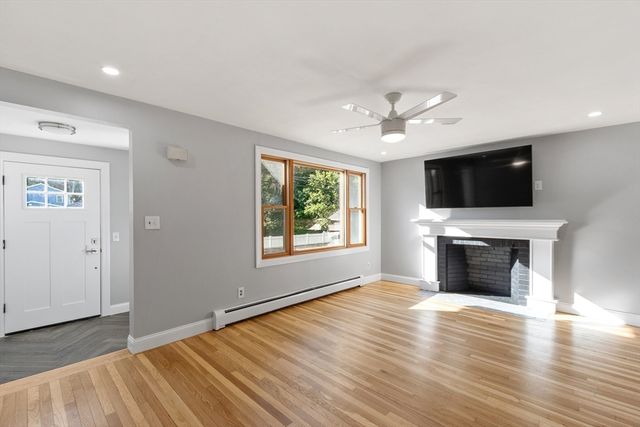 195 Lakeview Ave, Tyngsborough, MA 01879