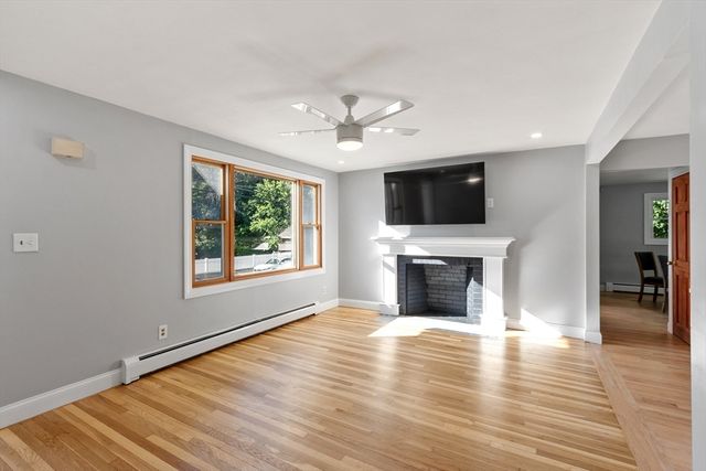 195 Lakeview Ave, Tyngsborough, MA 01879