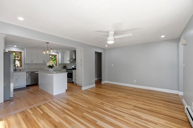 195 Lakeview Ave, Tyngsborough, MA 01879