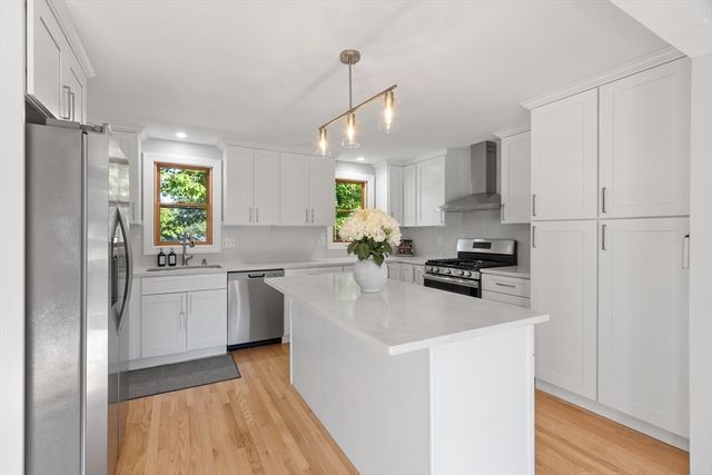 195 Lakeview Ave, Tyngsborough, MA 01879