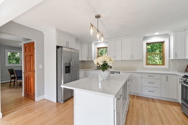 195 Lakeview Ave, Tyngsborough, MA 01879