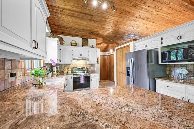 N52W14406 Thornhill DRIVE, Menomonee Falls, WI 53051