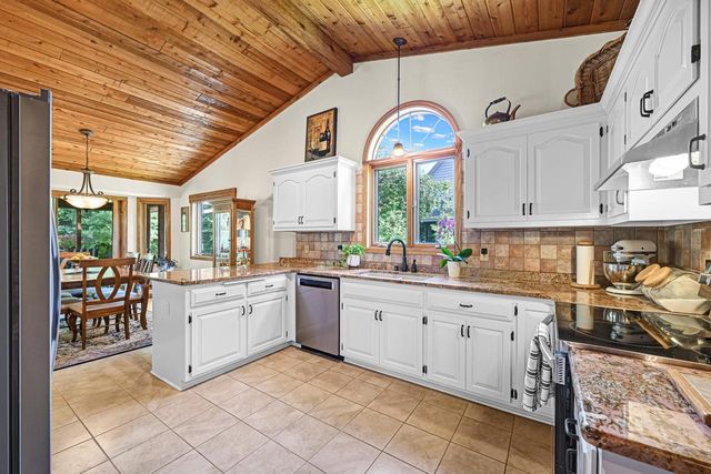 N52W14406 Thornhill DRIVE, Menomonee Falls, WI 53051
