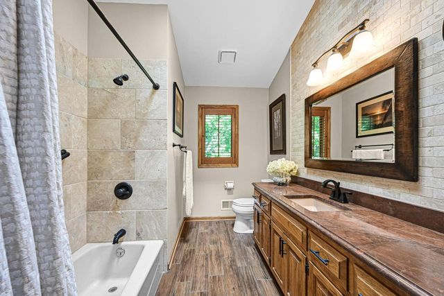 N52W14406 Thornhill DRIVE, Menomonee Falls, WI 53051