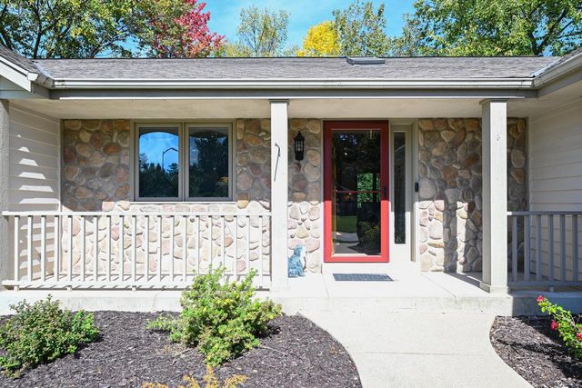 N52W14406 Thornhill DRIVE, Menomonee Falls, WI 53051
