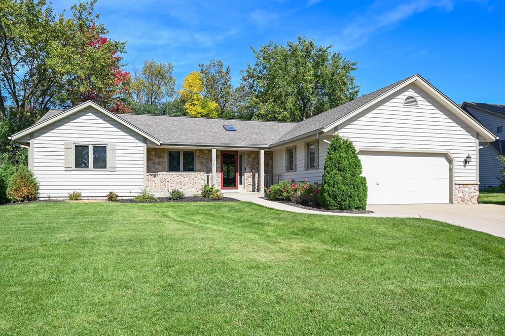 N52W14406 Thornhill DRIVE, Menomonee Falls, WI 53051