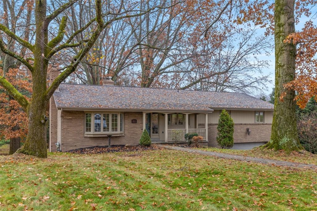 2610 Cedarvue Dr, Upper St Clair, PA 15241