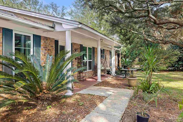 506 Fairpoint Dr, Gulf Breeze, FL 32561