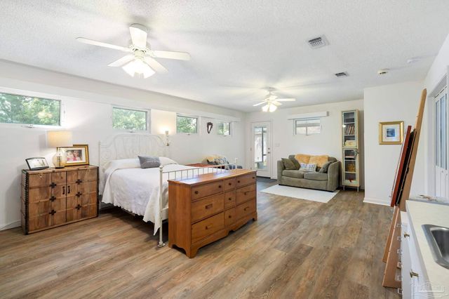 506 Fairpoint Dr, Gulf Breeze, FL 32561