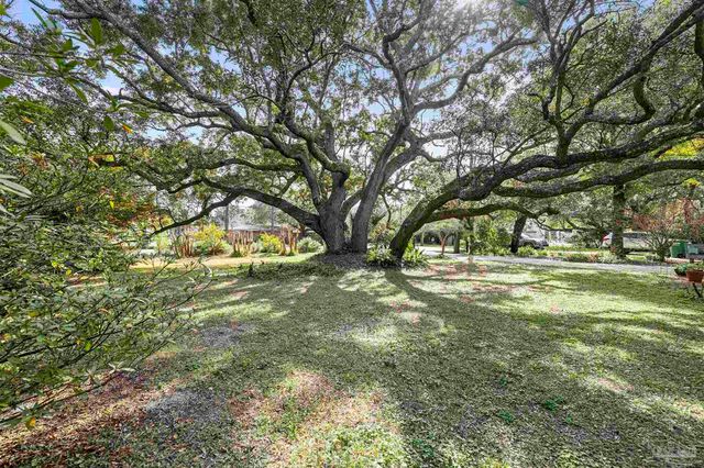 506 Fairpoint Dr, Gulf Breeze, FL 32561