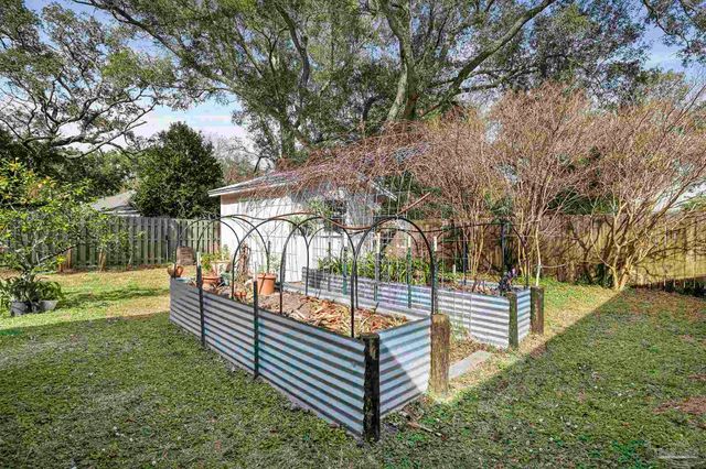 506 Fairpoint Dr, Gulf Breeze, FL 32561