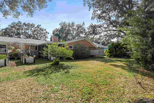 506 Fairpoint Dr, Gulf Breeze, FL 32561