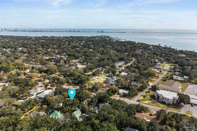 506 Fairpoint Dr, Gulf Breeze, FL 32561