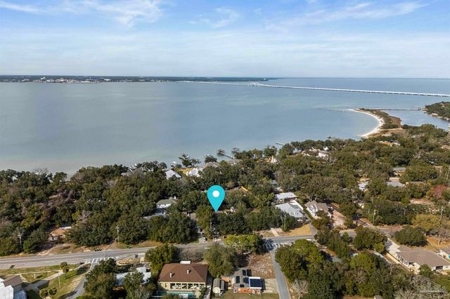 506 Fairpoint Dr, Gulf Breeze, FL 32561