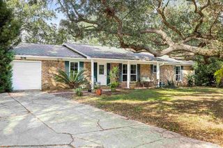 506 Fairpoint Dr, Gulf Breeze, FL 32561