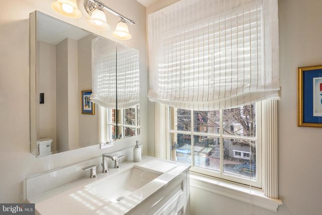 3323 RESERVOIR RD NW, Washington, DC 20007