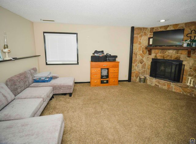 2213 W 22nd Ave, Emporia, KS 66801