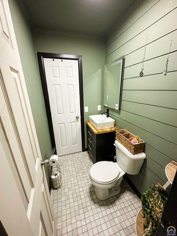 2213 W 22nd Ave, Emporia, KS 66801