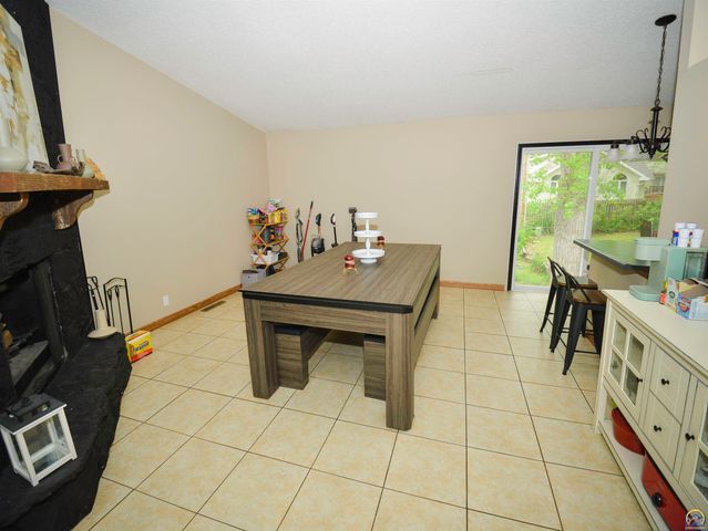 2213 W 22nd Ave, Emporia, KS 66801