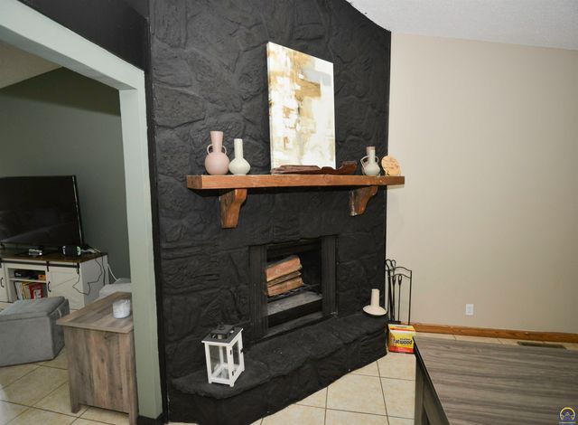 2213 W 22nd Ave, Emporia, KS 66801