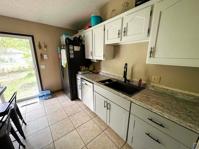 2213 W 22nd Ave, Emporia, KS 66801