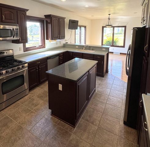 145 Victoria CIRCLE, Union Grove, WI 53182