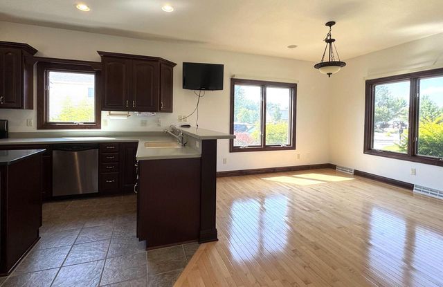 145 Victoria CIRCLE, Union Grove, WI 53182