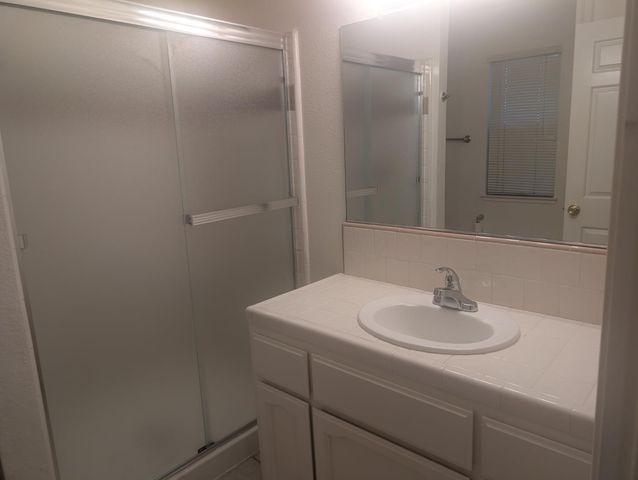 570 W Escalon Avenue, Clovis, CA 93612