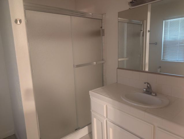 570 W Escalon Avenue, Clovis, CA 93612