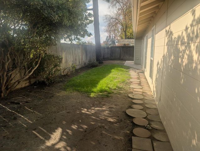570 W Escalon Avenue, Clovis, CA 93612