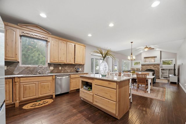 6915 W Garden Ridge Ct, Wichita, KS 67205