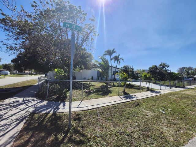 5500 SW Sw 37th Street Street, Davie, FL 33314