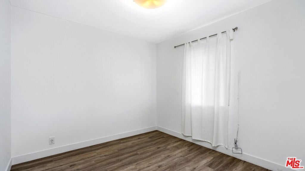 Image 11 of property listing at 10974 S Figueroa Street, Los Angeles, CA 90061