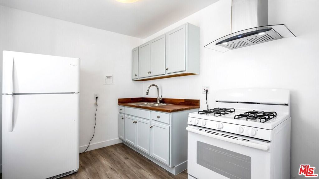 Image 12 of property listing at 10974 S Figueroa Street, Los Angeles, CA 90061