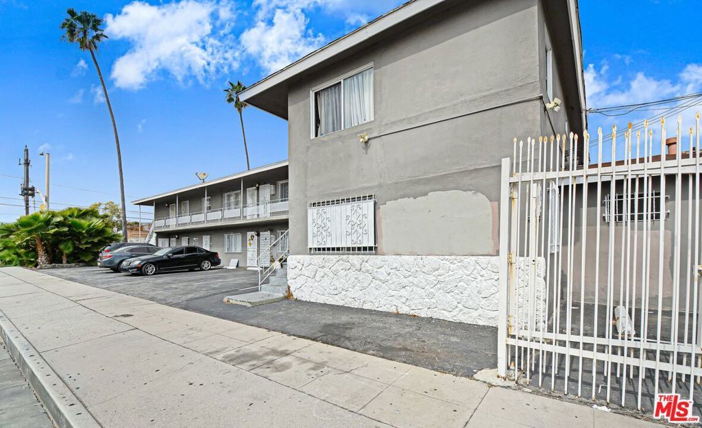 Image 5 of property listing at 10974 S Figueroa Street, Los Angeles, CA 90061