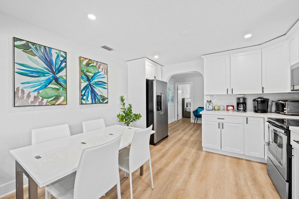 Image 14 of property listing at 415 SE 3rd Avenue, Delray Beach, FL 33483