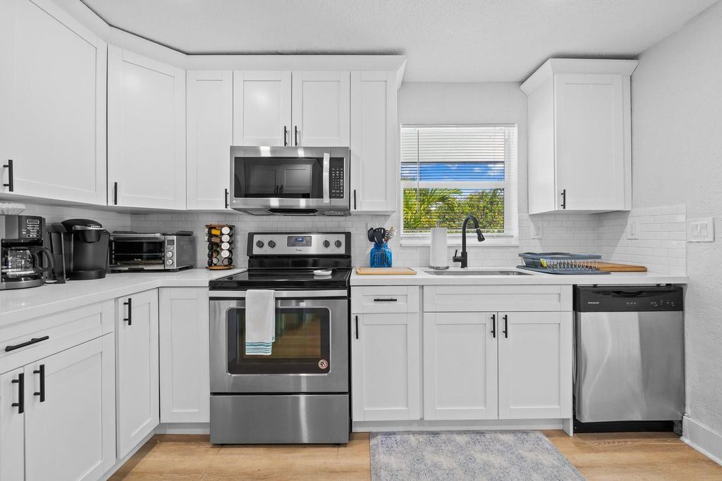 Image 18 of property listing at 415 SE 3rd Avenue, Delray Beach, FL 33483