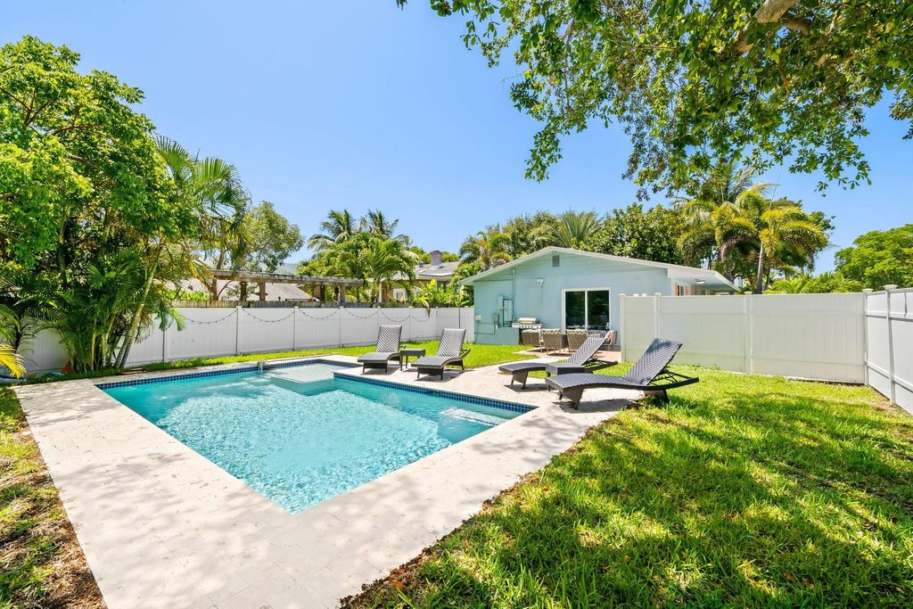 Image 2 of property listing at 415 SE 3rd Avenue, Delray Beach, FL 33483