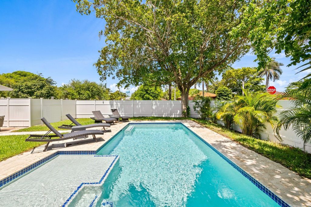 Image 20 of property listing at 415 SE 3rd Avenue, Delray Beach, FL 33483