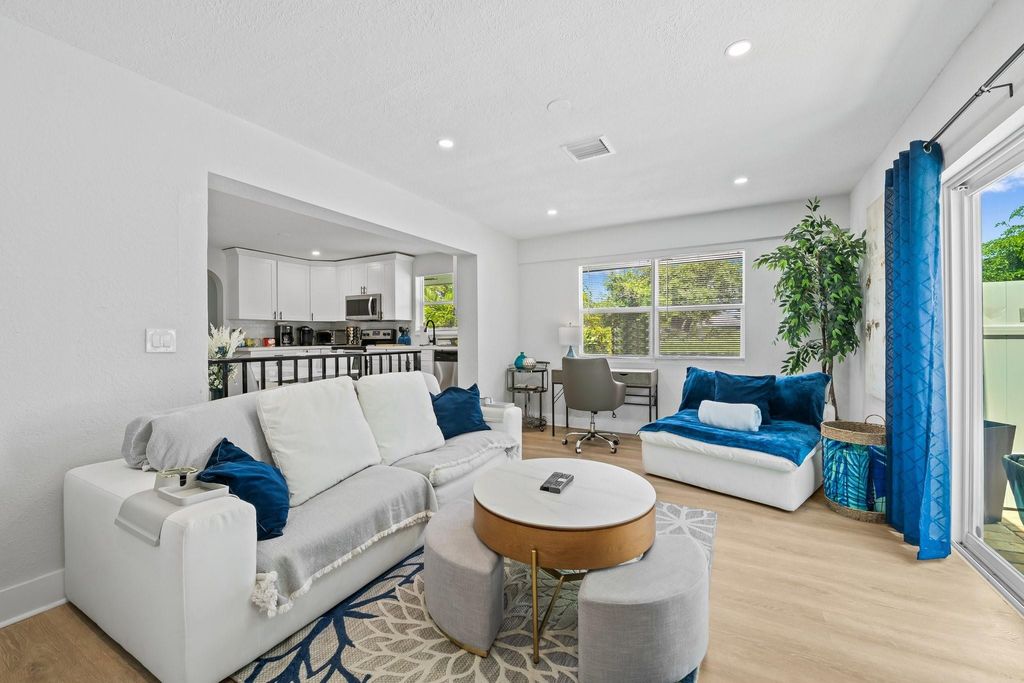 Image 23 of property listing at 415 SE 3rd Avenue, Delray Beach, FL 33483