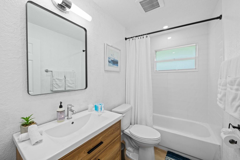 Image 25 of property listing at 415 SE 3rd Avenue, Delray Beach, FL 33483