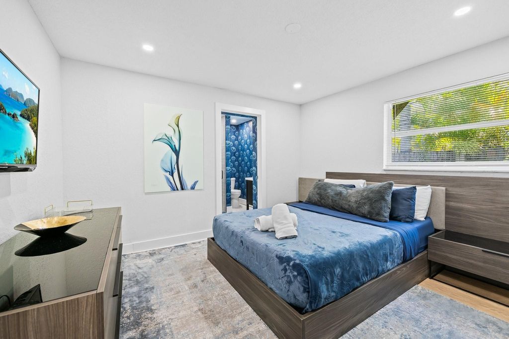 Image 3 of property listing at 415 SE 3rd Avenue, Delray Beach, FL 33483