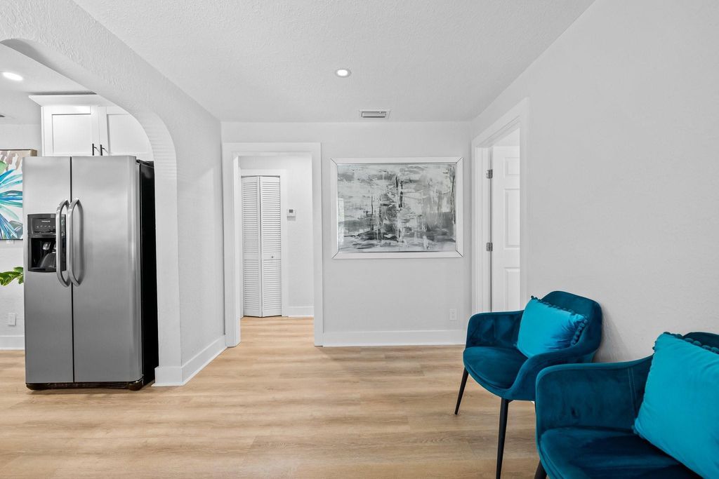 Image 4 of property listing at 415 SE 3rd Avenue, Delray Beach, FL 33483