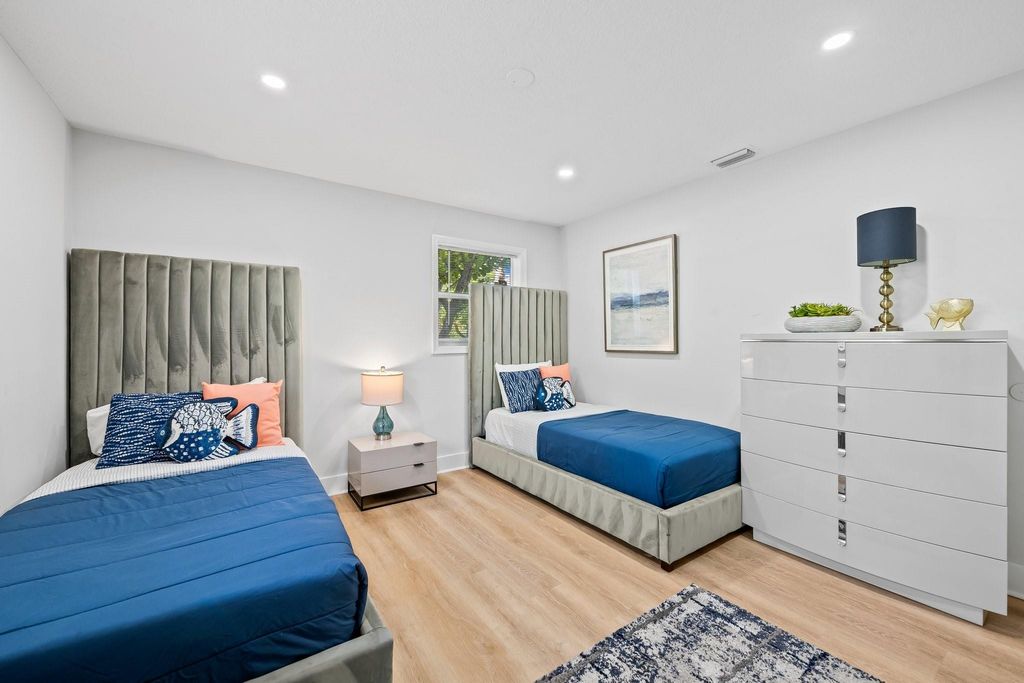 Image 6 of property listing at 415 SE 3rd Avenue, Delray Beach, FL 33483