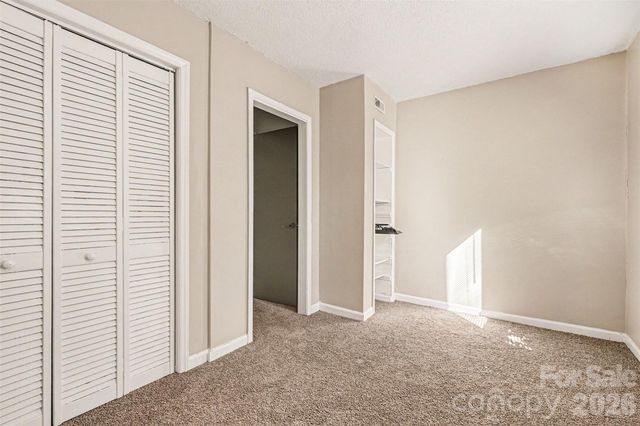 6102 Honeysuckle Lane, Charlotte, NC 28212