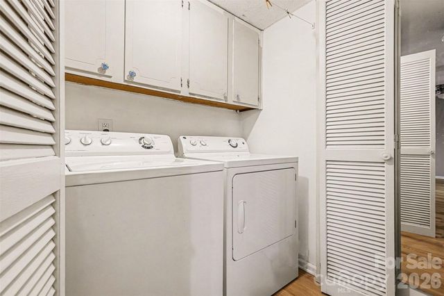 6102 Honeysuckle Lane, Charlotte, NC 28212