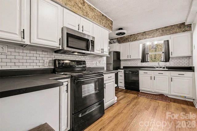 6102 Honeysuckle Lane, Charlotte, NC 28212