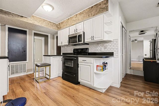 6102 Honeysuckle Lane, Charlotte, NC 28212