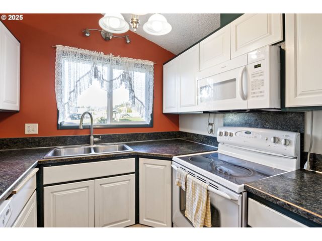 26 E 3RD St, Lowell, OR 97452